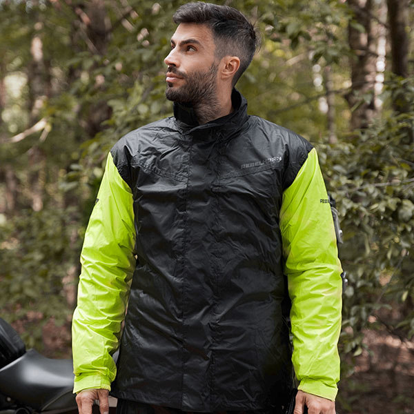 rebelhorn_waterproof_2-piece-suit_rain_black-fluo-yellow_lifestyle1.jpg