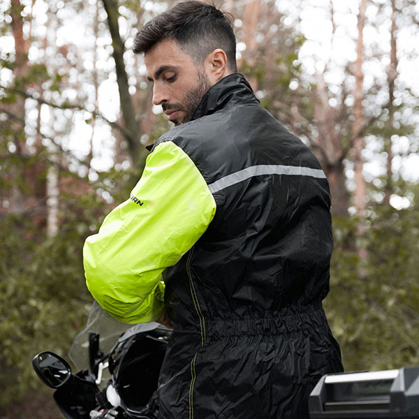 rebelhorn_waterproof_2-piece-suit_rain_black-fluo-yellow_lifestyle2.jpg