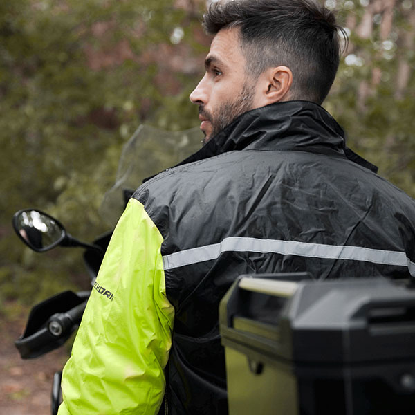 rebelhorn_waterproof_2-piece-suit_rain_black-fluo-yellow_lifestyle3.jpg
