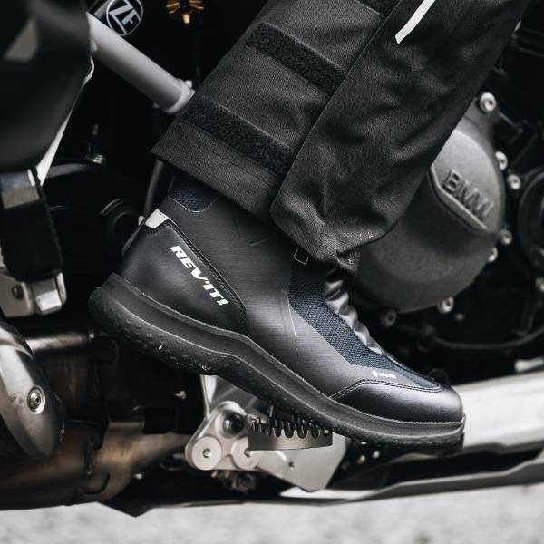 rev-it_boots_grit-gtx_black_lifestyle1.jpg