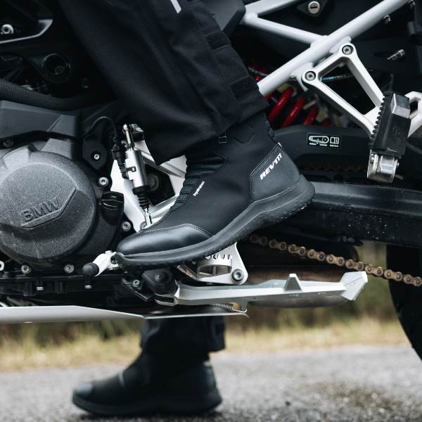 rev-it_boots_risco-h2o_black_lifestyle1.jpg