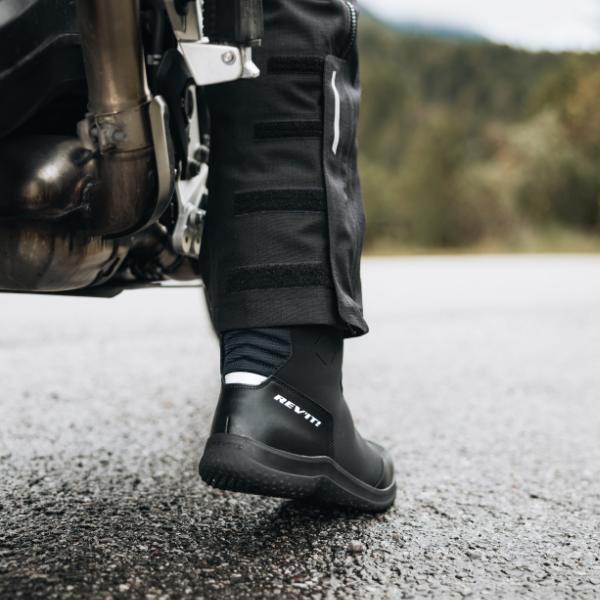 rev-it_boots_risco-h2o_black_lifestyle3.jpg