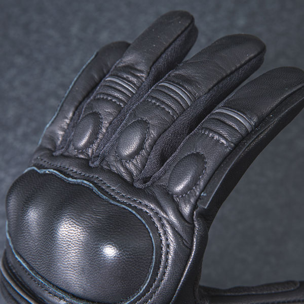 richa_gloves_leather_atlantic-urban_black_lifestyle6.jpg