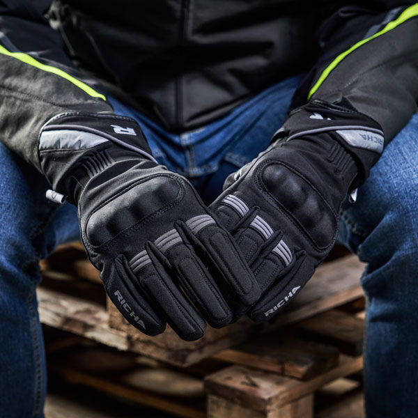 richa_gloves_textile_torch_black_lifestyle1.jpg