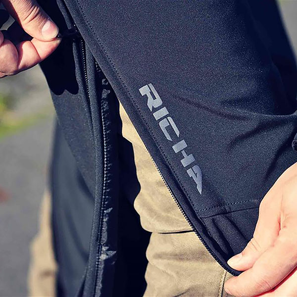 richa_trousers_textile_concept-3-waterproof_black_detail3.jpg
