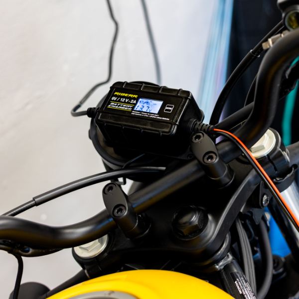 riderr_battery-charger_pulse2_lifestyle1.jpg