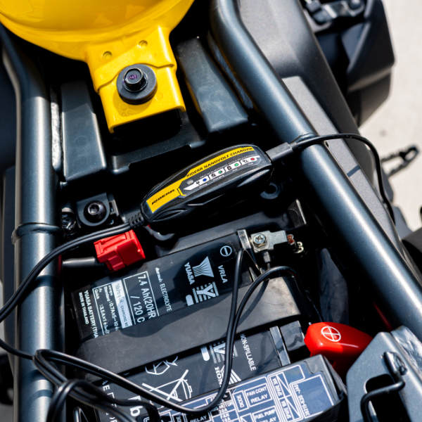 riderr_battery-chargers_nanovolt_lifestyle1.jpg