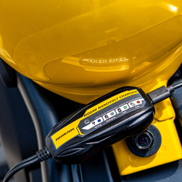 riderr_battery-chargers_nanovolt_lifestyle2.jpg