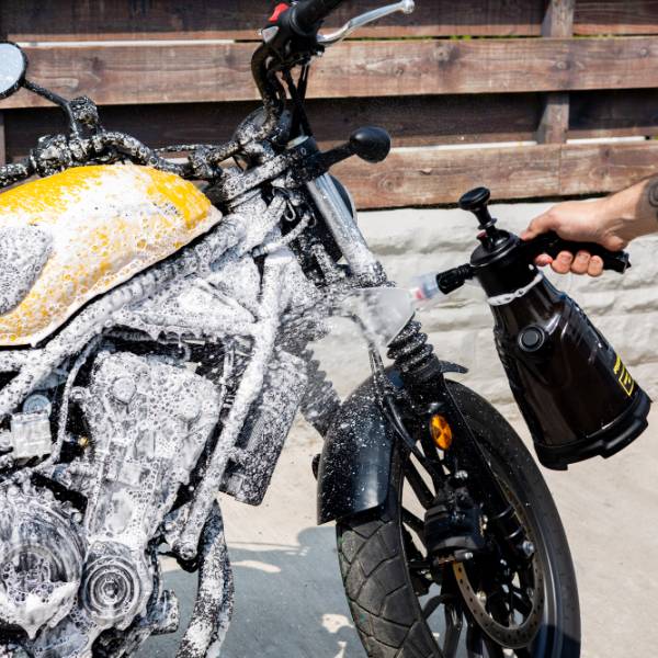 riderr_cleaning-accessory_2-litre-snow-foam-bottle_lifestyle1.jpg