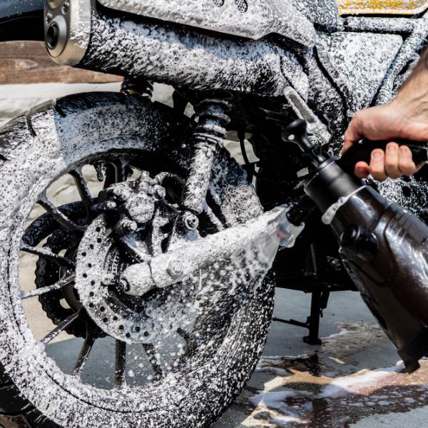 riderr_cleaning-accessory_2-litre-snow-foam-bottle_lifestyle2.jpg