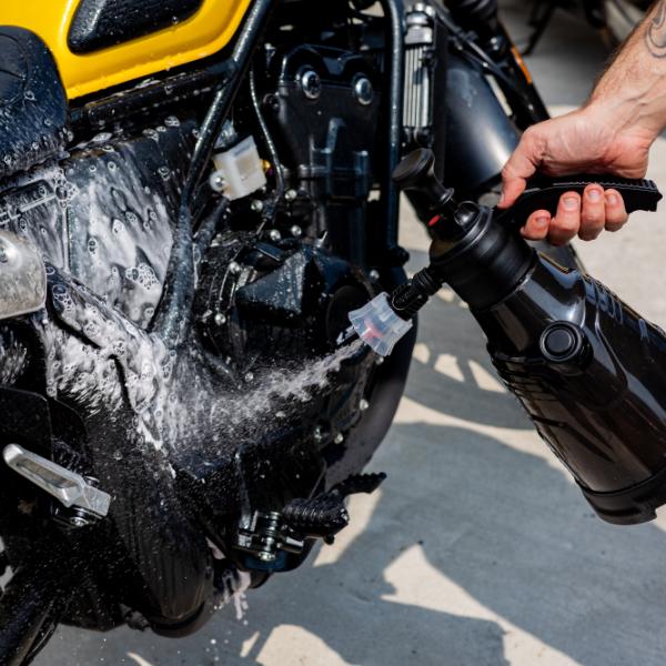 riderr_cleaning-accessory_2-litre-snow-foam-bottle_lifestyle3.jpg
