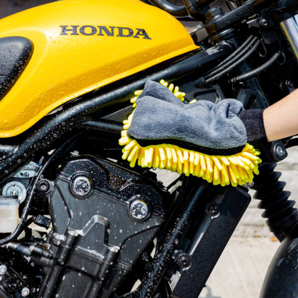riderr_cleaning-accessory_luxury-wash-mitt_lifestyle1.jpg