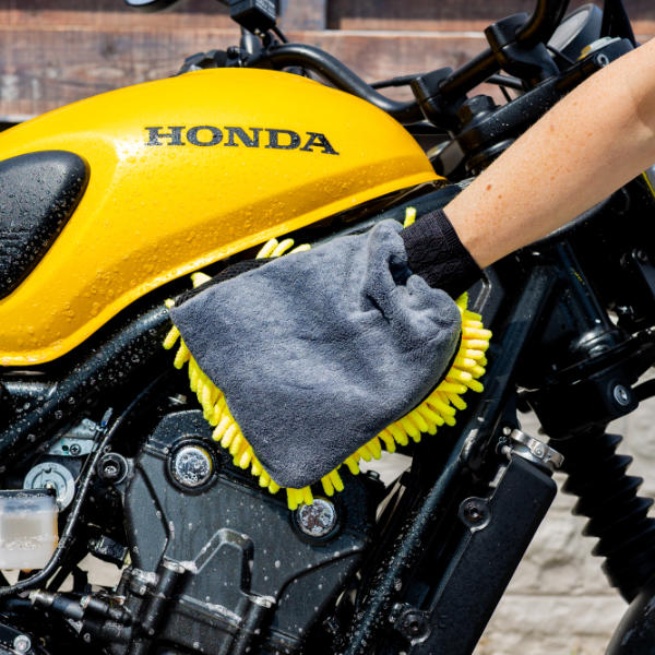 riderr_cleaning-accessory_luxury-wash-mitt_lifestyle2.jpg
