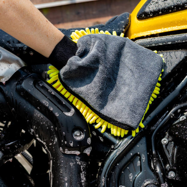 riderr_cleaning-accessory_luxury-wash-mitt_lifestyle3.jpg