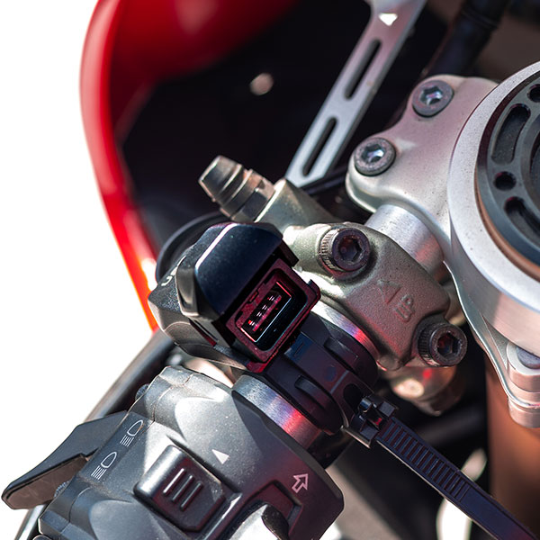 riderr_electrical-accessories_handlebar-charger_usb-a_lifestyle2.jpg