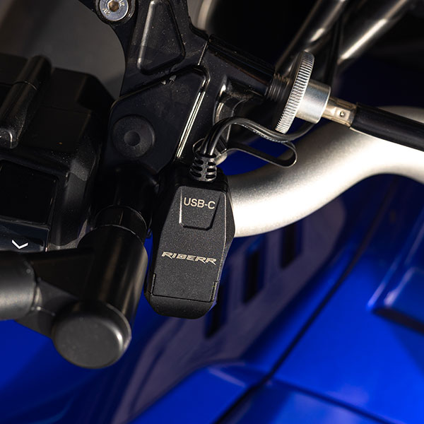 riderr_electrical-accessories_handlebar-charger_usb-c_lifestyle1.jpg