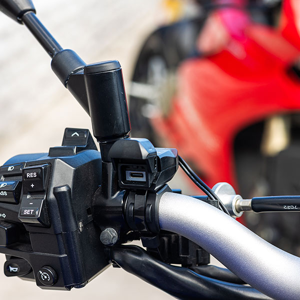 riderr_electrical-accessories_handlebar-charger_usb-c_lifestyle2.jpg