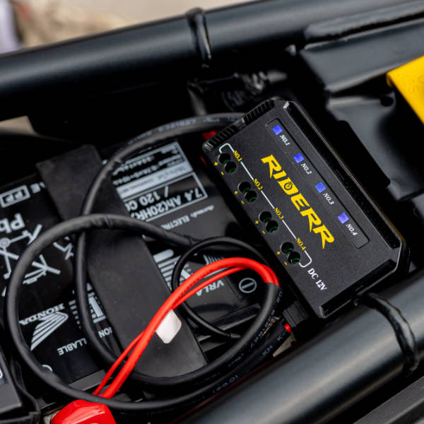 riderr_electronics_fuse-hub_lifestyle1.jpg