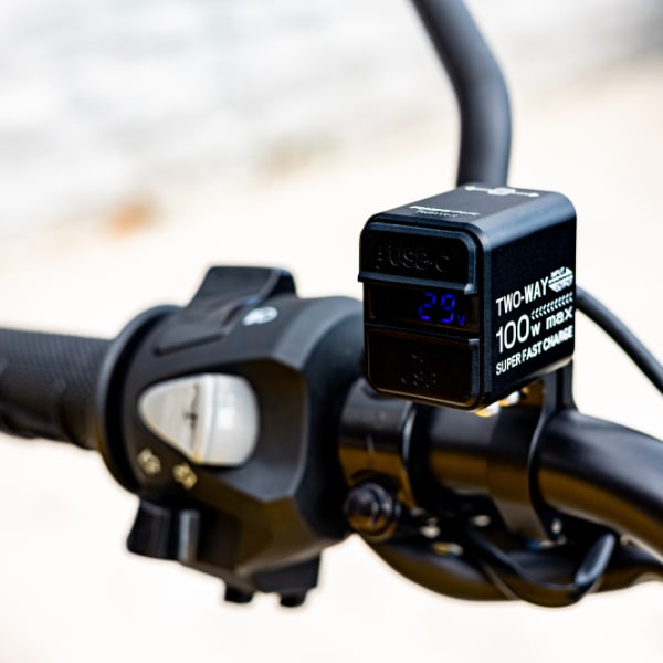 riderr_electronics_twinvolt-charger_lifestyle1.jpg