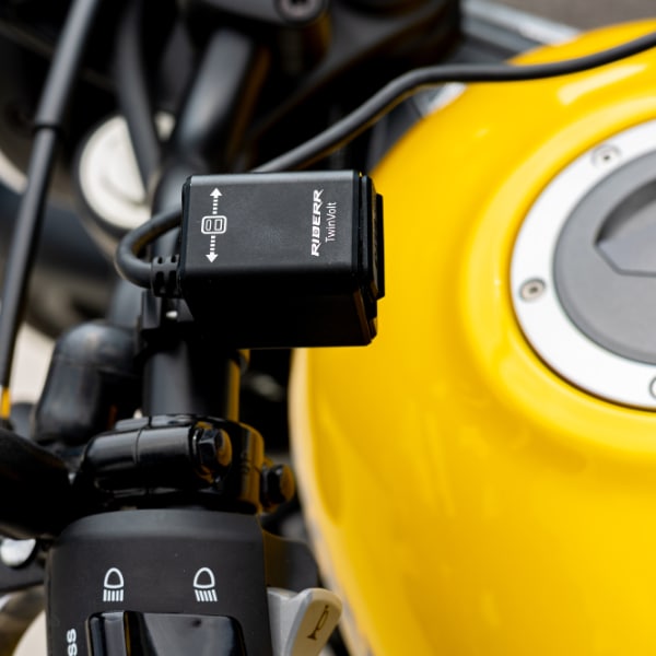 riderr_electronics_twinvolt-charger_lifestyle2.jpg