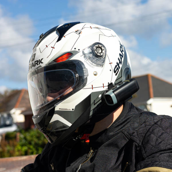 riderr_helmet-accessories_vue-camera_self-adhesive-slip_lifestyle1.jpg