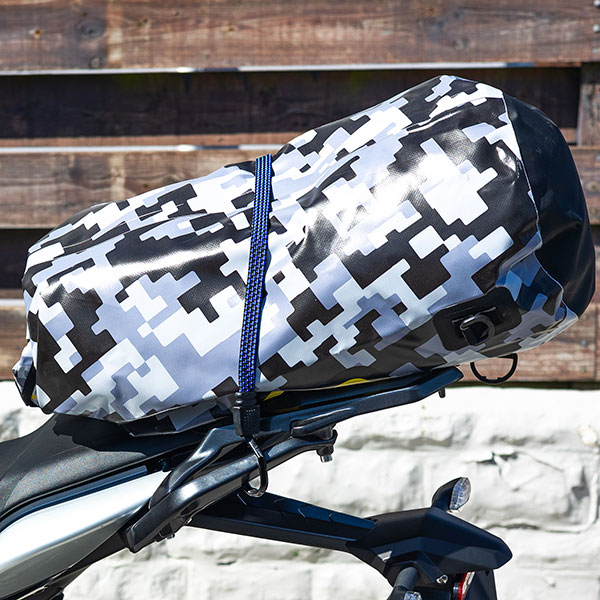 riderr_luggage-accessories_flat-bungee_blue-black_lifestyle2.jpg