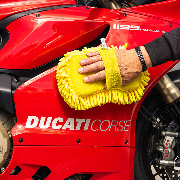 riderr_motorcycle-cleaning_microfibre-sponge_yellow_detail2.jpg