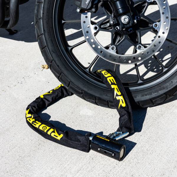 riderr_motorcycle-security_alarmed-chain-lock_linkcore-12_black_lifestyle1.jpg