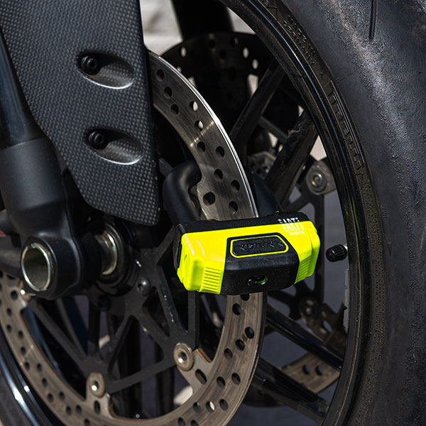 riderr_security-device_rr55-disc-lock_fluo-yellow_lifestyle1.jpg