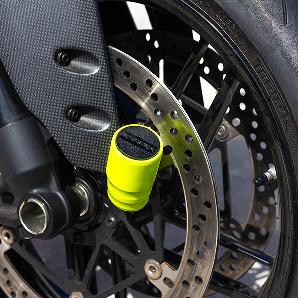 riderr_security-devices_rr99-disc-lock_fluo-yellow_lifestyle1.jpg