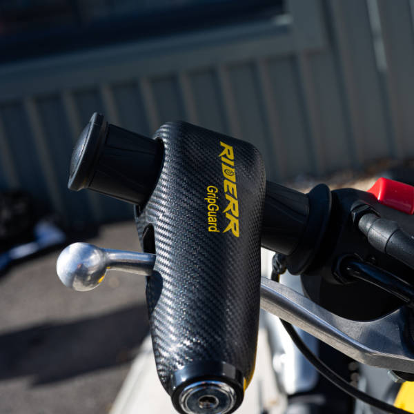 riderr_security-locks_brake-lever_grip-guard_black_lifestyle1.jpg