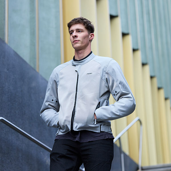 rst_textile-jacket_spectre-air-ce_silver_lifestyle1.jpg