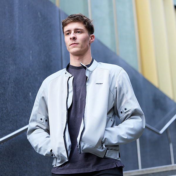 rst_textile-jacket_spectre-air-ce_silver_lifestyle2.jpg
