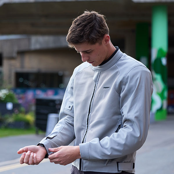 rst_textile-jacket_spectre-air-ce_silver_lifestyle3.jpg