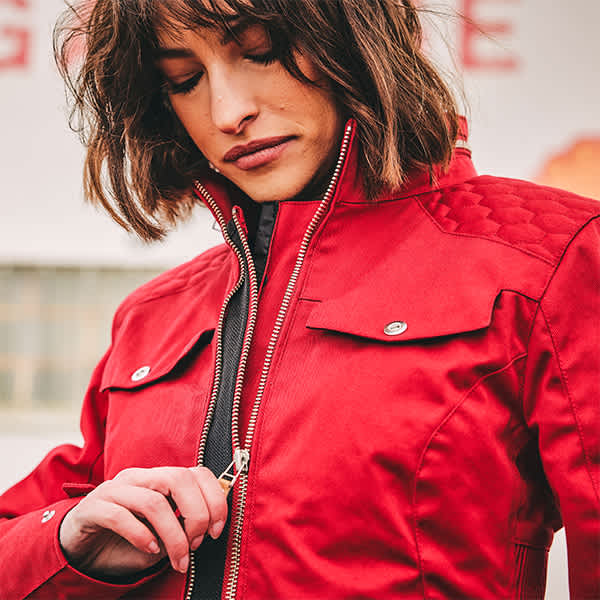 segura_textile-jackets_ladies-bahia_red_lifestyle1.jpg