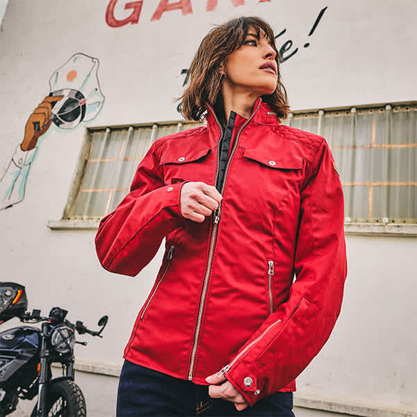 segura_textile-jackets_ladies-bahia_red_lifestyle2.jpg