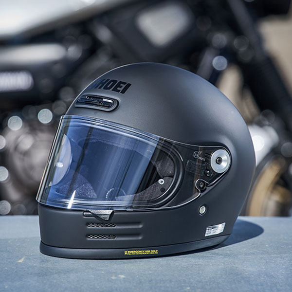 shoei_helmet_glamster_matt-black_lifestyle1.jpg