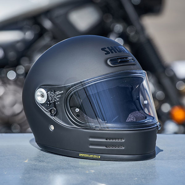 shoei_helmet_glamster_matt-black_lifestyle2.jpg