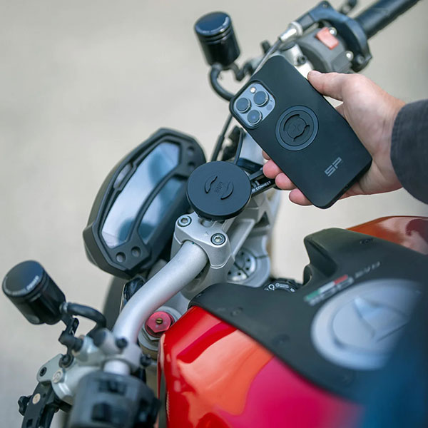 sp-connect_phone-mounts-and-cases_spc+-charging-module_lifestyle3.jpg