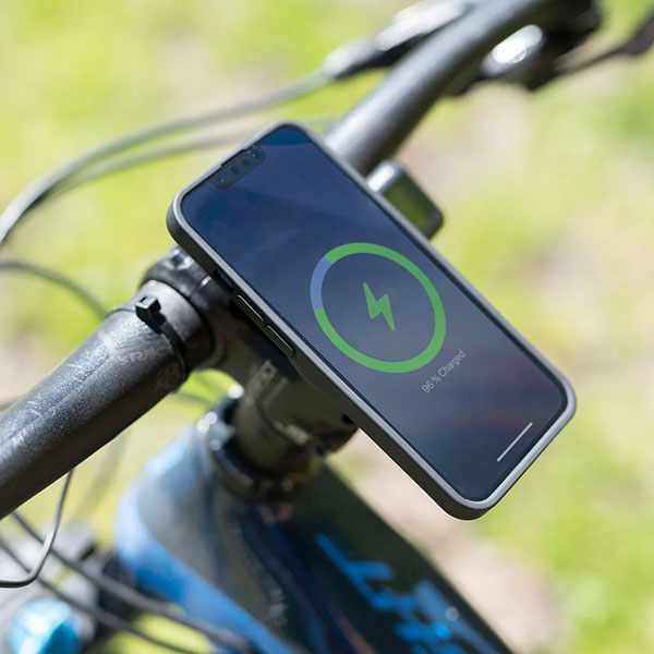 sp-connect_phone-mounts-and-cases_spc+-charging-module_lifestyle5.jpg