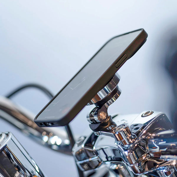 sp-connect_phone-mounts-and-cases_spc+anti-vibration-module_chrome_lifestyle3.jpg