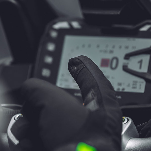 spidi_textile-gloves_wintertourer-ce-gloves_black_lifestyle3.jpg