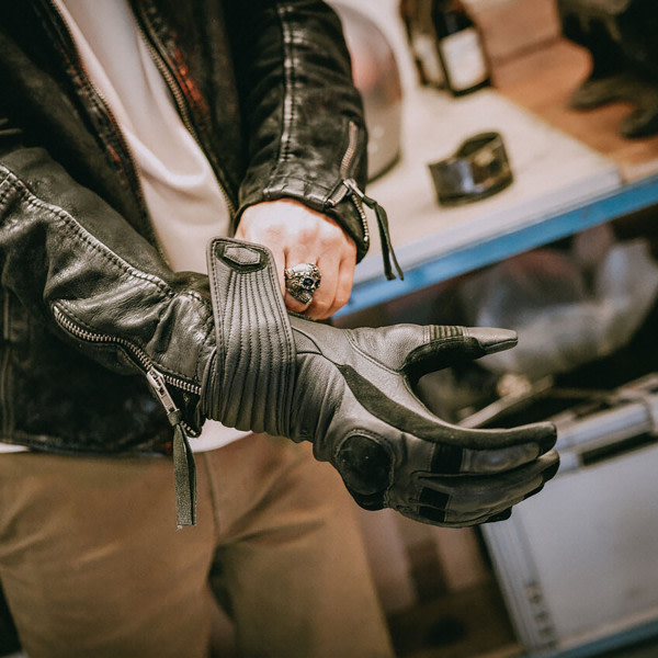 spirit-motors_leather-gloves_edward-greaser_black_detail3.jpg