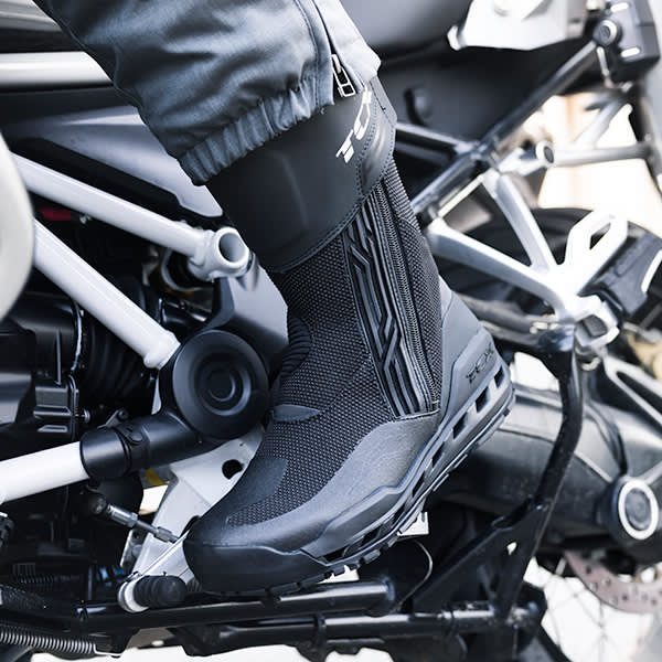 tcx_boots_climma-surround-2_black-grey_lifestyle_.jpg