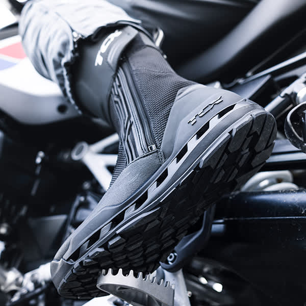 tcx_boots_climma-surround-2_black-grey_lifestyle_detail1_.jpg