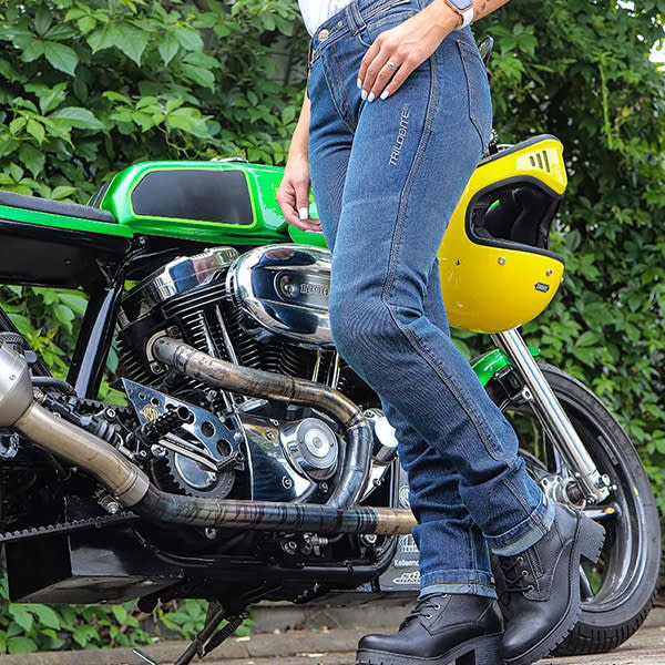 trillobite_ladies_aramid-jeans_downtown-2-0-aa_blue_lifestyle4.jpg