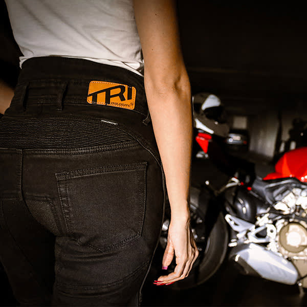 trilobite_ladies_aramid-jeans_parado-regular-fit-double-layer-aaa_black_lifestyle2.jpg