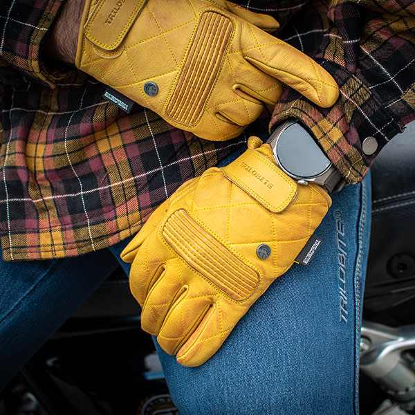 trilobite_leather-gloves_faster_yellow_lifestyle2.jpg