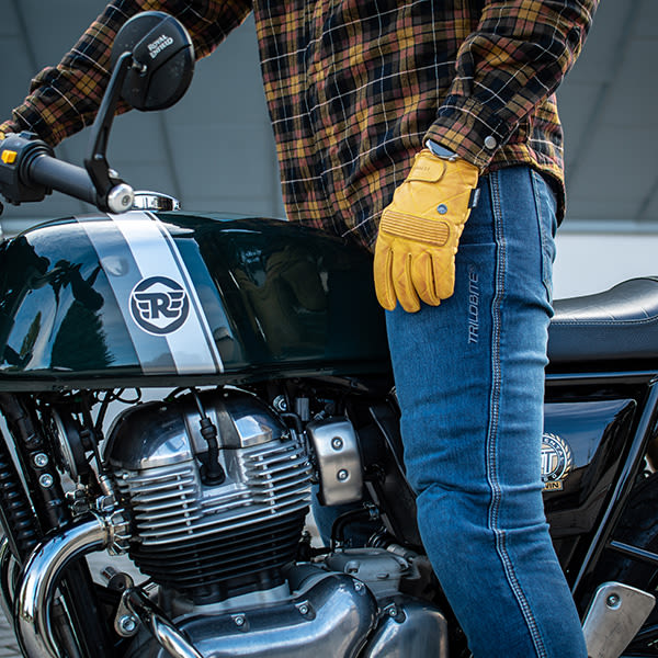 trilobite_leather-gloves_faster_yellow_lifestyle3.jpg