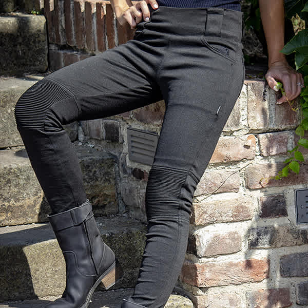 trilobite_leggings1_black_lifestyle1.jpg